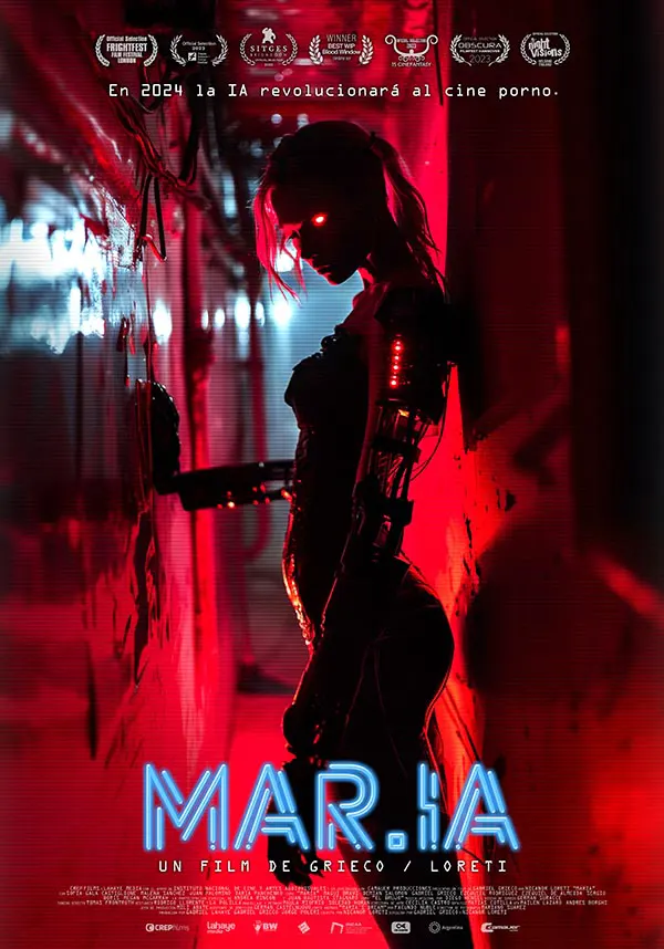 robot humano maria con postura amenazante espera en un pasillo angosto iluminado de rojo